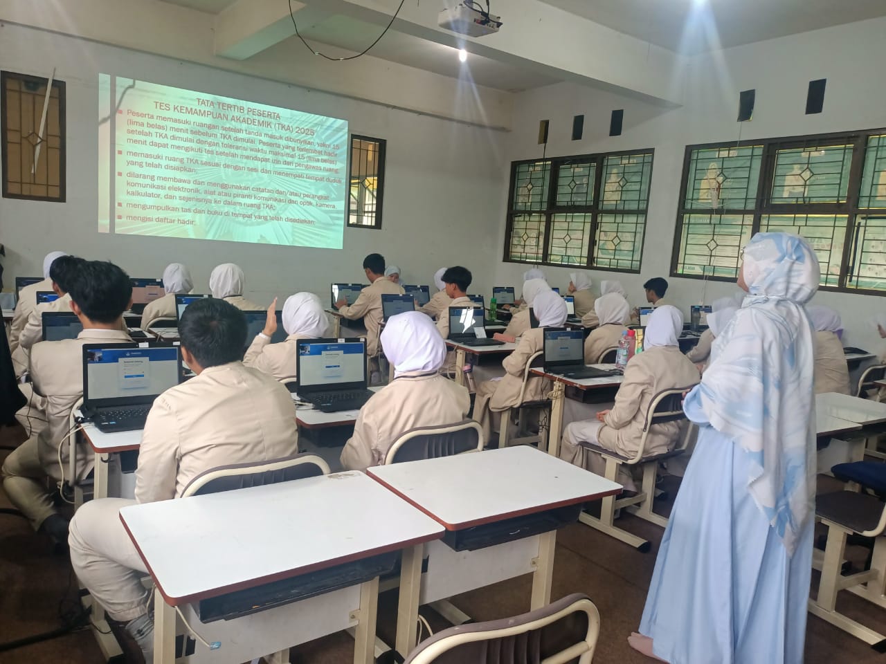 Jemari Berakhlak: Menjadi Santri Bijak di Era Digital